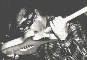 Nelson tocando com os dentes nos tempos de ST, herança do ídolo Hendrix